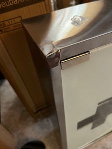 Schrank mit Beulen 