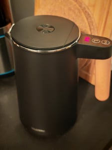 Arendo kanvica s nastavením teploty 40° - 100 °C a displejom, nerezová oceľ, dvojité steny, 1,5 l, 2200 W, funkcia udržiavania teploty, 360° základňa, s rukoväťou v drevenom vzhľade, bez BPA, zelená Fotografia od zákazníka č. 3