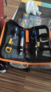 Set de fer à souder avec valise Station de soudage température 300°C 5 pannes Pompe à dessouder Support de fer à souder Pincette Éponge propre Set de soudage 60W 17 pcs Retoo Photo du client 1