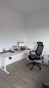 FLEXISPOT QE1 Höhenverstellbarer Schreibtisch 120x60cm EINTEILIGE TISCHPLATTE, 4 Memory-Funktion, Antikollisionsschutz, Haken & Kabelmanagement(Ahorn) Kunden-Foto 1