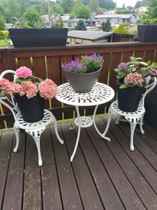Yaheetech 3-częściowy zestaw ogrodowy, zestaw bistro z odlewu aluminiowego, w tym 1 stół ogrodowy i 2 krzesła, zestaw ogrodowy na balkon, kolor brązowy Zdjęcie produktu od klienta nr 2