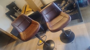 HOMCOM set di 2 sgabelli da bar con schienale, sgabello da banco regolabile in altezza, sgabello bistrot girevole con poggiapiedi, Pelle finta, acciaio, marrone Foto del cliente 1