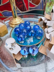 Domino Elegante Crystal Palace Möbelknopf 30mm in Gold & Weiß |Kristallknöpfe,  Robustes Glas-Design |Möbelknöpfe | Glamouröser Stil | Perfekt für Schränke und Kommoden| 6 Stück Kunden-Foto 1