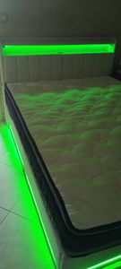 Čalouněná postel Fortuna Lai 140x200 cm s LED osvětlením a USB připojením, hydraulická postel s otevřenými policemi a skrytým úložným prostorem, manželská postel s lamelovým roštem, sametová čalouněná postel pro 2 osoby Fotografie od zákazníka č. 1