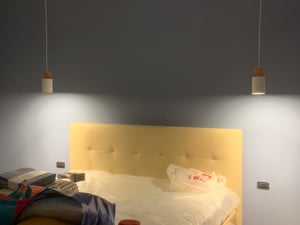 "KIRA" - Lámpara colgante de metal blanco y madera, estilo escandinavo y moderno. Casquillo E27 Foto del cliente 1