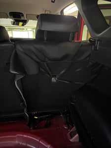 Autostoelhoezen voor Hyundai Tucson NX4 | Complete set | AID-serie | Zwart met rode stiksels Klantenfoto 5