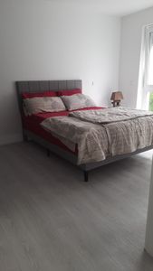 Yaheetech Polsterbett 160 x 200 cm, Doppelbett mit höhenverstellbarem Kopfteil, Bettrahmen Bettgestell mit Lattenrost, Beige Kunden-Foto 1