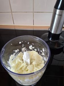 Stabmixer 1100W, 5-in-1 Pürierstab Edelstahl mit 5 Geschwindigkeitsstufen, inkl. Schneebesen, Zerkleinerer & Messbecher, Schwarz Kunden-Foto 10