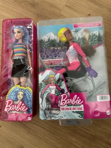 Barbie Wintersport Eishockeyspielerin-Puppe brünett, kurvige Form (30 cm) mit Hemd, Helm, Hockeyschläger, Puck & Trophäe, für Kinder ab 3 Jahren Kunden-Foto 1