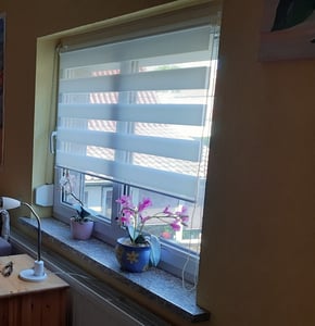 Sonello Doppelrollo Klemmfix ohne Bohren Duo Rollo Klemmrollo Sonnenschutzrollo Fensterrollo für Fenster & Türen Zebrarollo Seitenzugrollo 100cm x 100cm Weiß Kunden-Foto 3