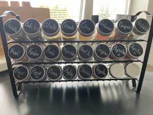 Portaspezie Deco Haus con barattoli di spezie - rack in metallo a 2 livelli - set organizzatore per la cucina, portaspezie con 12 barattoli di spezie, 48 etichette, pennelli, imbuto - uso in piedi e appeso Foto del cliente 1