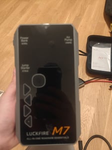 Luckfire M7 Starthilfe Powerbank mit Kompressor, 2750A 12V, 150 PSI Kunden-Foto 1