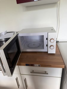 MEDION MD 14482 Mikrowelle mit Grill / 20L Garraum / 8 Automatikprogramme/Auftaufunktion / 800 Watt Mikrowellen- und 1000 Watt Grillleistung/Zeitschaltuhr/Grillrost Kunden-Foto 3