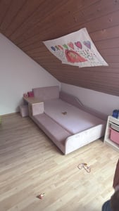 Łóżko tapicerowane Flieks łóżko dziecięce 140x200cm z biurkiem i taboretem, łóżko podłogowe podwójne z zabezpieczeniem przed wypadnięciem, łóżko drewniane z ramą z listew, aksamit, białe Zdjęcie produktu od klienta nr 2