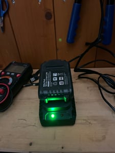 Caricabatterie BSD per batterie agli ioni di litio - Caricabatterie rapido per batterie da 18 V OnePower Foto del cliente 1