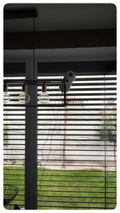 Intelligenter Fensterputzroboter mit Sprühfunktion, Doppelte Rotationsmopps, Fernbedienung, KI-Sensor, 5-Schicht-Mikrofaser, 5600Pa Kunden-Foto 2