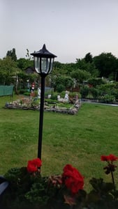 Outsunny Solar Laterne Gartenlaterne Gartenleuchte mit LED 30 Lumen H120cm Kunden-Foto 1
