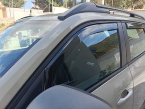 J&J AUTOMOTIVE | GP Windabweiser Für Dacia Duster 2 ab 2018 4tlg, GP Regenabweiser, Schwarz, Getönt, Aerodynamisch, Einfache Montage, Befeistigung mit Clips Kunden-Foto 3
