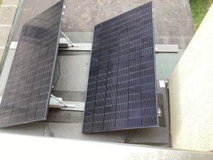 Support 4x pour panneaux photovoltaïques, 114 cm, système de fixation pour panneaux solaires, idéal pour les installations sur balcon et toitures plates, avec réglage d'inclinaison de 0° à 90° Photo du client 2