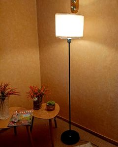 Stehlampen, Stehlampe, Standleuchte, Nachttisch, Leselampe, Stehleuchte, mit Fußschalter, Bettlampe, runde Metallbasis, ohne Leuchtmittel Kunden-Foto 1