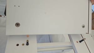 Merax Standvitrine 2er mit LED und Glasfront, Hochschrank mit 6 Türen und 3 Schubladen, Stauraum mit Fernbedienung, weiß mit schwarzem Aluminiumrahmen Kunden-Foto 2