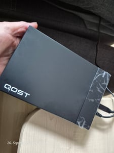Qost - 3,5-Zoll-Festplattengehäuse – SATA-Gehäuse für 3,5"/2,5" HDD & SSD – USB 3.2 Gen 1 (5 Gbit/s) – inkl. 12 V/2 A Netzteil – Schwarz Kunden-Foto 1