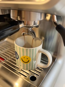 HAUSPROFI Siebträgermaschine mit Mahlwerk, All-in-One Espressomaschine 15 Bar, mit Milchaufschäumer, PID & Manometer, 2,8L Wassertank Kunden-Foto 5