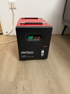 KRAFT&DELE | Spannungsstabilisator, AVR, 5000VA, 230V, für Modem, Router, PC und kleine elektronische Geräte, schützt vor Stromschwankungen, einsatzbereit Kunden-Foto 1