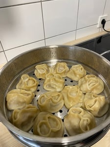 BEM Dampfkocher: 6-tlg Set aus Edelstahl 18/10, Ø 28 cm, Mantowarka Dampfgarer Topf mit Glasdeckel und Dampfeinsatz, für Induktionsherd geeignet Kunden-Foto 3