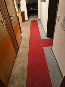 Kobercové dlaždice Moskva Samopokládací podlaha Kancelář Hotel & Obývací pokoj Snadná péče 50x50 cm Šedá Fotografie od zákazníka č. 2