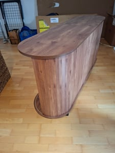 Merax dressoir met schuifdeuren en 4 interne vakken, commode met open planken en verticale ribbels, zwarte metalen poten, geschikt voor de eetkamer, notenhout Klantenfoto 5