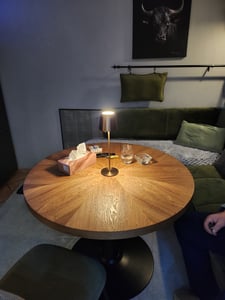 Runder Esstisch EDIN – Nussbaum / mattschwarz Kunden-Foto 2