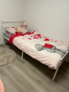 Yaheetech Metallbett Minimalistischer Bettrahmen mit Kopfteil Gästebett mit Lattenrost für Schlafzimmer Gästezimmer 32cm Höhe unter dem Bett 140 x 200 cm Schwarz Kunden-Foto 1