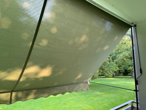 tillvex Klemmmarkise 300 cm Grau mit Solar LED mit Handkurbel Balkon | Balkonmarkise ohne Bohren | Markise UV-beständig & höhenverstellbar | Sonnenschutz wasserdicht Kunden-Foto 3