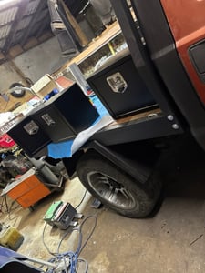 VEVOR Úložný box pod podlahu pro nákladní vozy 457 x 305 x 356 mm Úložný box pod podlahu z válcované oceli Vodotěsná bedna na nářadí s T-rukojetí a zámkem pro nákladní vozy, přívěsy a dodávky Bedna na nářadí Úložný box pod podlahu Černá Fotografie od zákazníka č. 1