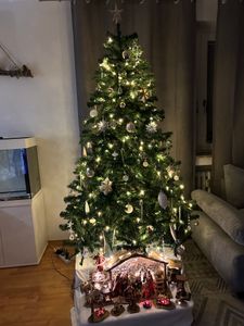 TolleTour 120 Künstlicher Weihnachtsbaum inkl. 340 Spitzen PVC Nadeln, 150 warmweiße LED-Leuchten & Metallständer, Tannenbaum, Christbaum Kunden-Foto 1