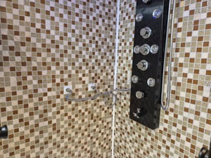 Jayseuw Duschpaneel für Badezimmer Hydromassagen Duschsystem Regendusche Multifunktionales Duschpaneel 5 große Massagedüsen Duschsäule, Silber Kunden-Foto 2