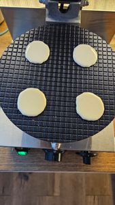 VEVOR kommerzieller Bubble-Waffelmaker Eierpfannkuchenmaschine 1400 W, Waffel Maker aus Edelstahl mit antihaftbeschichteter Backfläche, Temperatur- und Zeitregelung, für Restaurant Bäckerei Snackbar Kunden-Foto 2