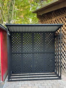 Legnaia con parete posteriore e tetto 187x88x186 cm metallo zincato nero da esterno giardino 3t per legna 25cm e 33cm Foto del cliente 1