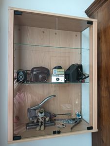 VCM Glasvitrine hängend | Vitrine Glas mit ESG-Sicherheitsglas | Maße: H. 80 x B. 60 x T. 25 cm | Hängevitrine Glas | Modern und platzsparend | Glas Vitrinenschrank - Udina M Kunden-Foto 2