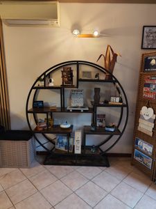 Tribesigns Bücherregal, rundes Bücherregal, Etagere-Bücherregal, 160 cm Industrieholz-Bücherregal mit versetzten Regalen, rustikales offenes Regal Kunden-Foto 2