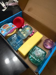Juego de 8 juguetes sensoriales para apretar: SQUISHRA, fresa y amigos Foto del cliente 4