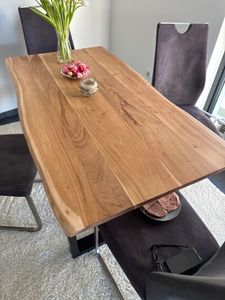 Schöner Tisch mit kleinem Mangel 