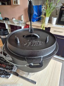 BBQ Dutch Oven Set [7L] – Eingebrannter Feuertopf aus Gusseisen mit Füßen & Deckel – inkl. Deckelheber und Topfständer Kunden-Foto 3