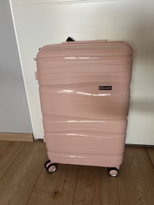 SKYCASES Travel One – Mittelgroßer-Koffer 68 L - Hartschalenkoffer aus Polypropylen – mit 4 Rollen & Kombinationsschloss – 41 x 24 x 69 cm - Hellrosa Kunden-Foto 3