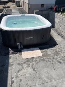 AREBOS Aufblasbarer Whirlpool "Barcelona", 185x185 cm, In- & Outdoor, mit Heizung, 910 Liter, Inkl. Abdeckung, Bubble Spa & Wellness Massage 6 Person Kunden-Foto 2