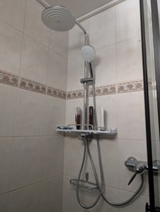 Colonna doccia S'AFIELINA senza rubinetteria Sistema doccia con 3 modalità di getto Doccetta e soffione Mensola regolabile Regolabile in altezza Foto del cliente 1