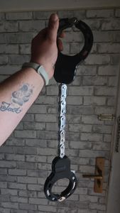 Schwer und schaut sehr robust aus. 