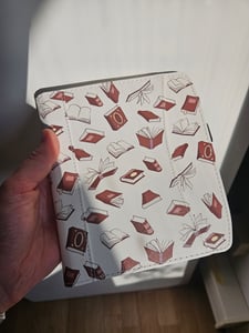 kwmobile Flip Hülle kompatibel mit Pocketbook Era / Era Color / Era Lite - Vorderfach Handschlaufe - Bücher und Seiten Beige Braun Gold Kunden-Foto 2