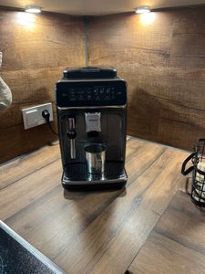 Philips Kaffeevollautomat Serie 3200, 5 Kaffeeeinstellungen, LatteGo-Milchsystem, Touch-Display, schwarz (EP3321/40) Kunden-Foto 2